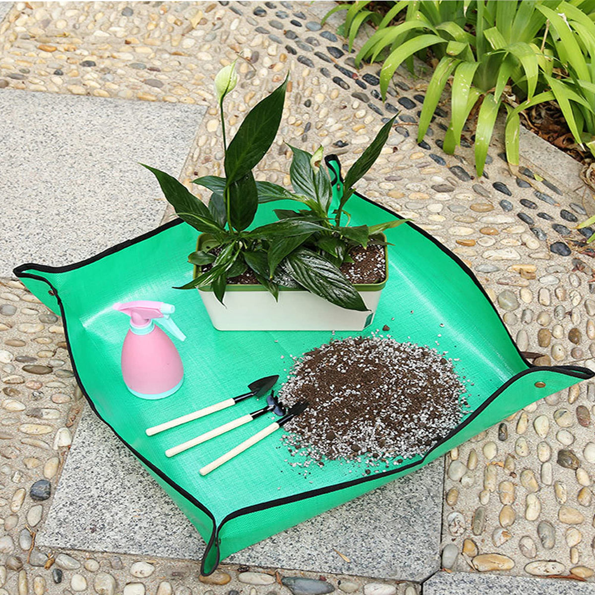 BIUWING portable gardening mat keeps tables clean during vase cleaning