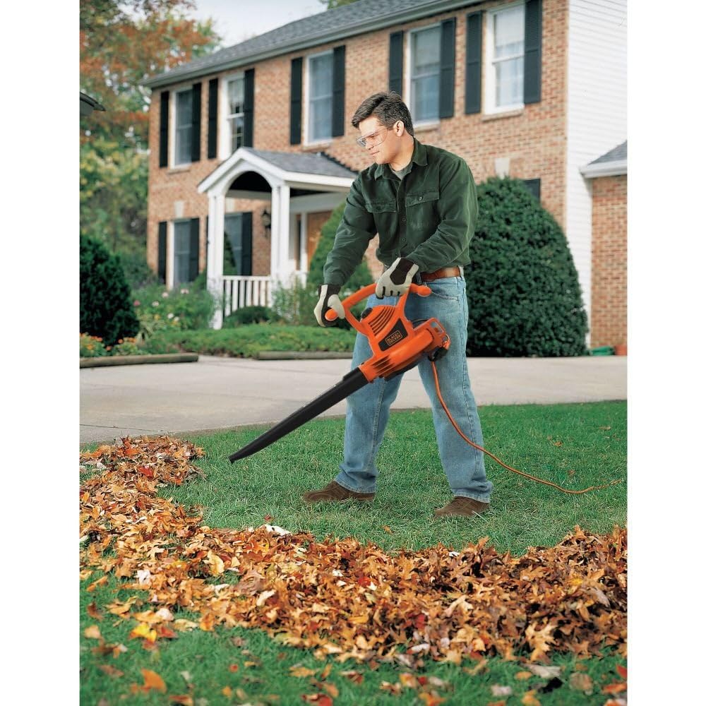 BLACK+DECKER BV3100 lightweight handheld design for easy use
