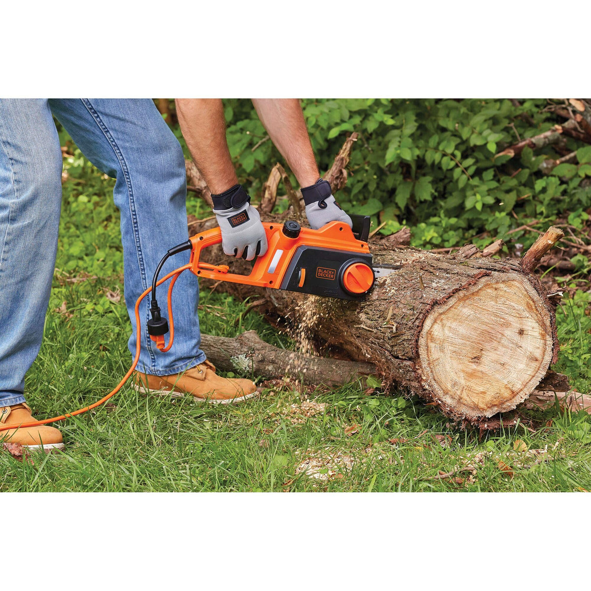 BLACK+DECKER CS1216 compact 16-inch bar balances control and reach.