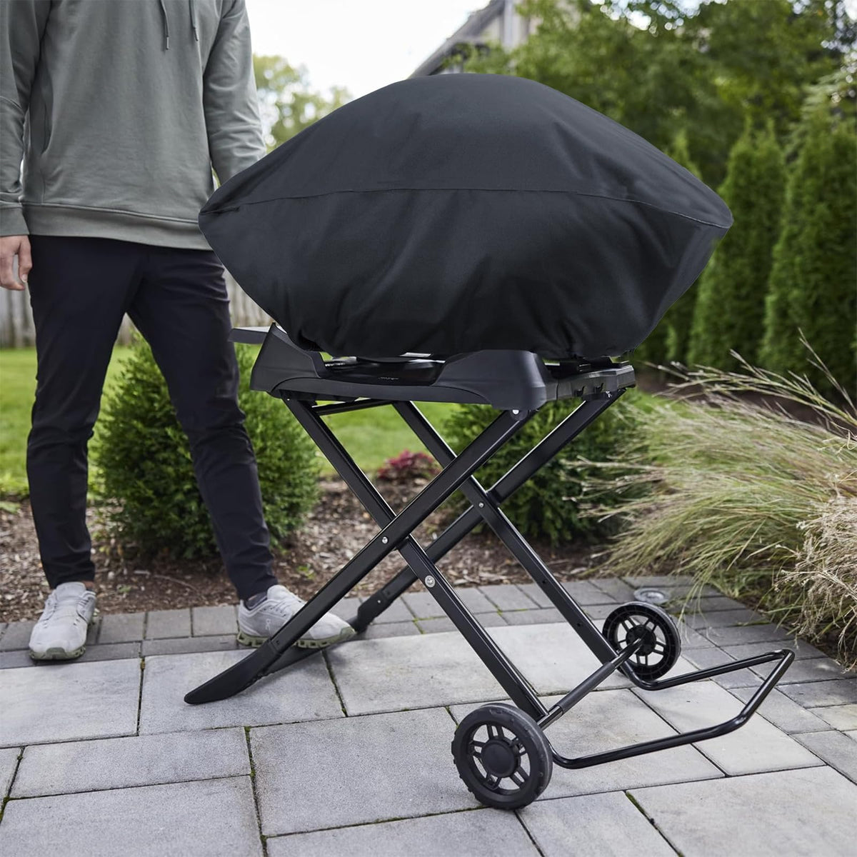 Blackhoso Weber Q2200N grill cover keeps grill dry outdoors.