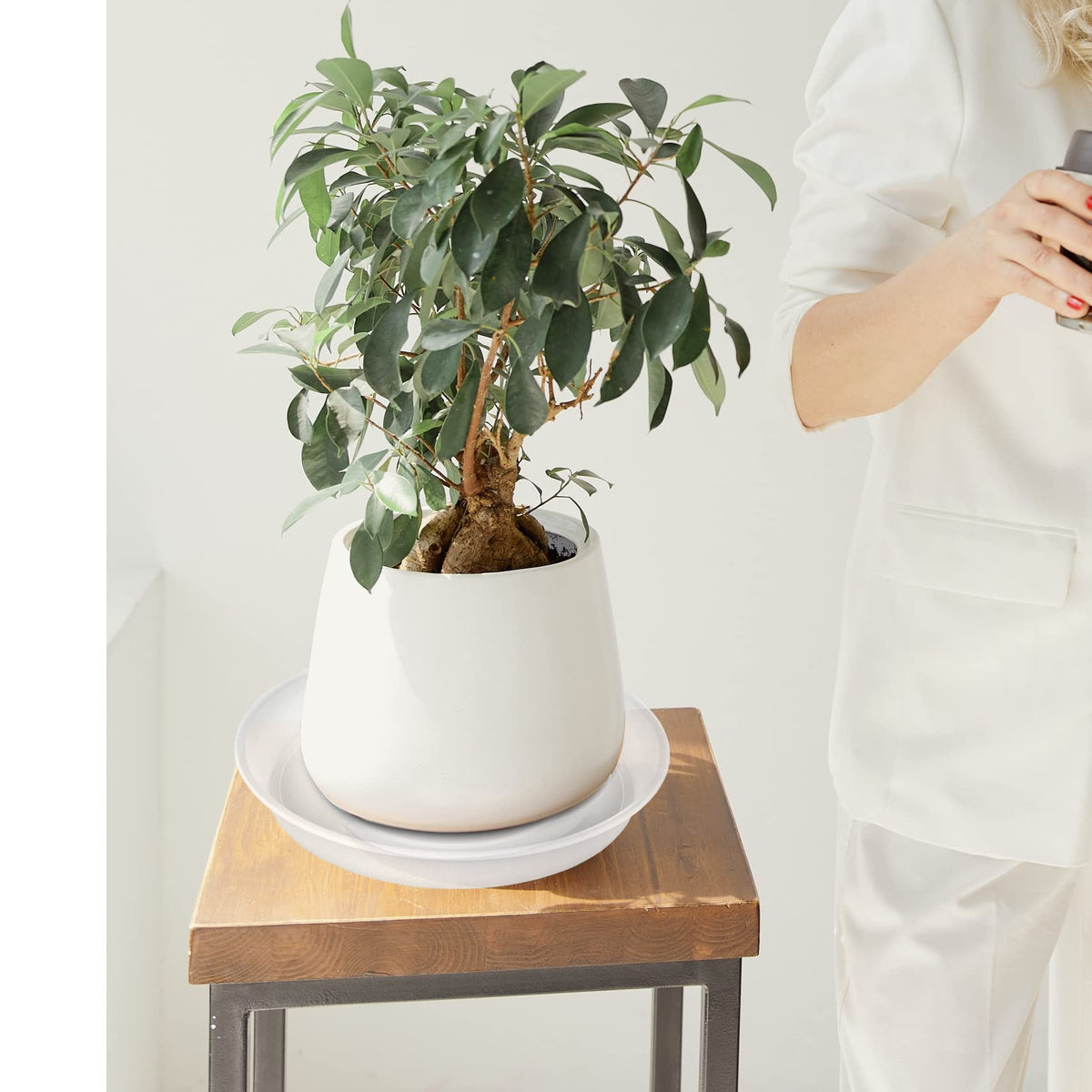 Bleuhome indoor-outdoor tray keeps pots stable and surfaces clean.