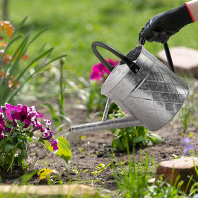 BLstyle galvanized metal construction resists rust for outdoor use.