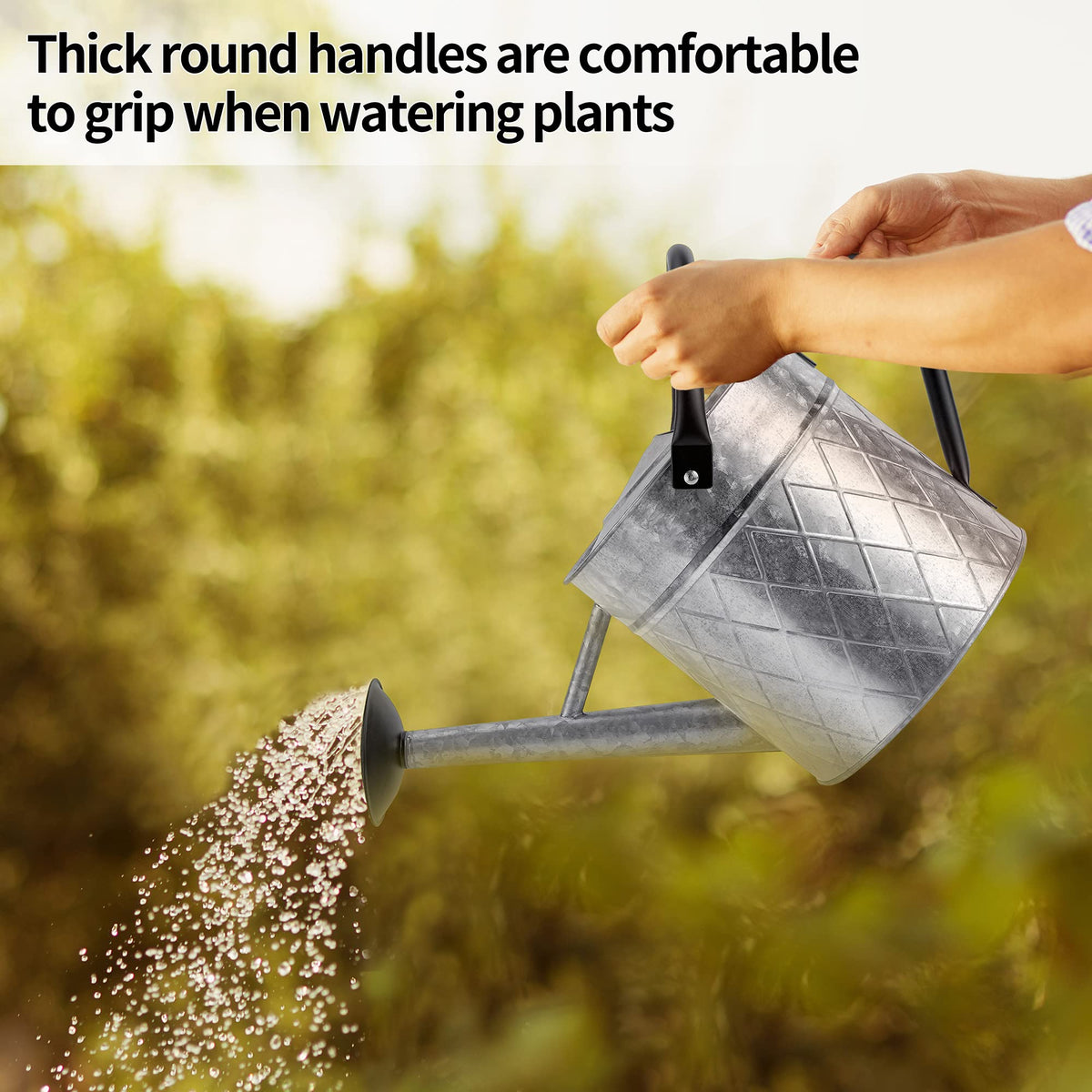 BLstyle round metal handle provides easy carrying and precise pouring.