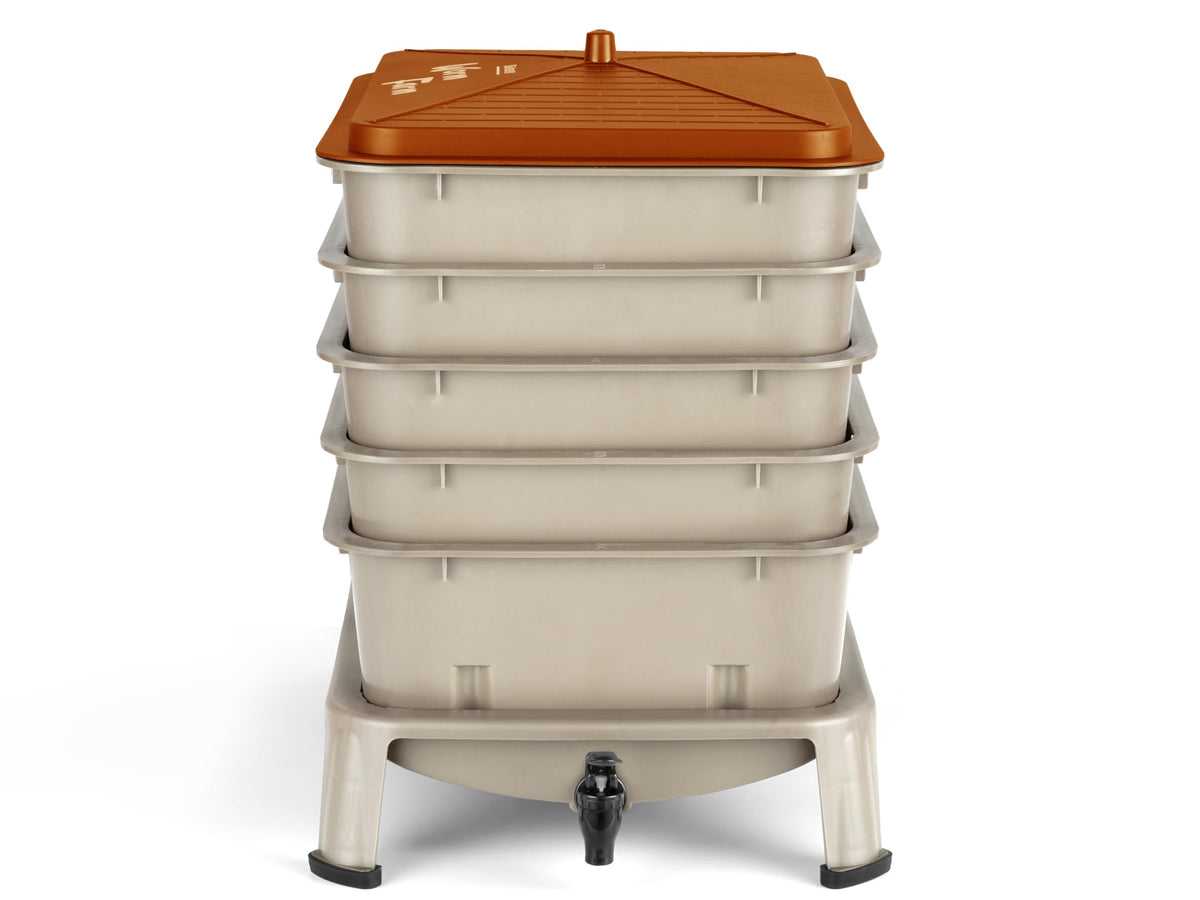 Blütezeit 5-tray worm compost bin, top open, highlights ample 50L capacity for kitchen scraps.