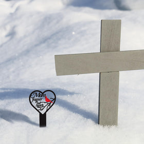 Blulu rust-resistant metal grave decor designed to withstand outdoor cemetery conditions.