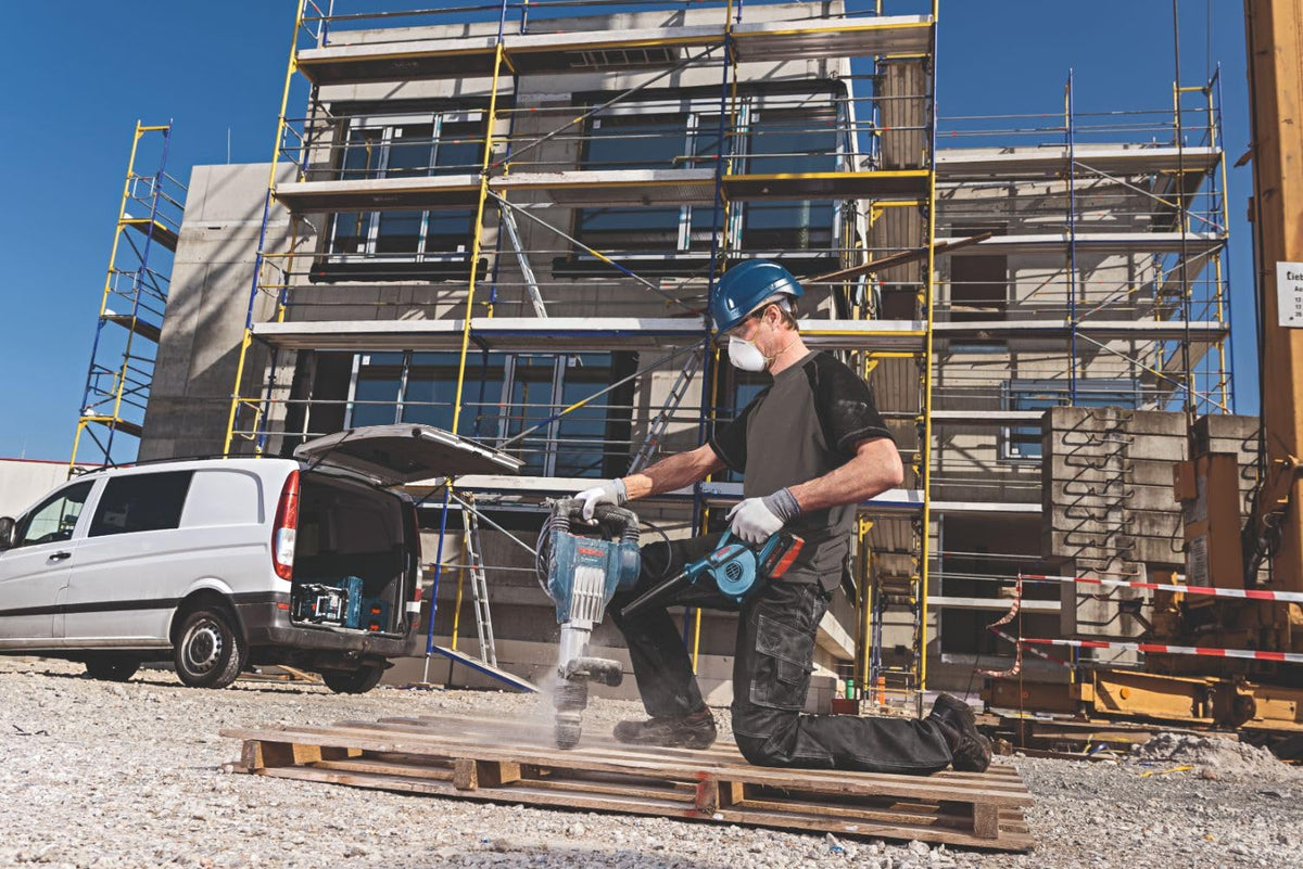 Bosch GBL18V-71N AMPShare compatibility supports flexible battery options
