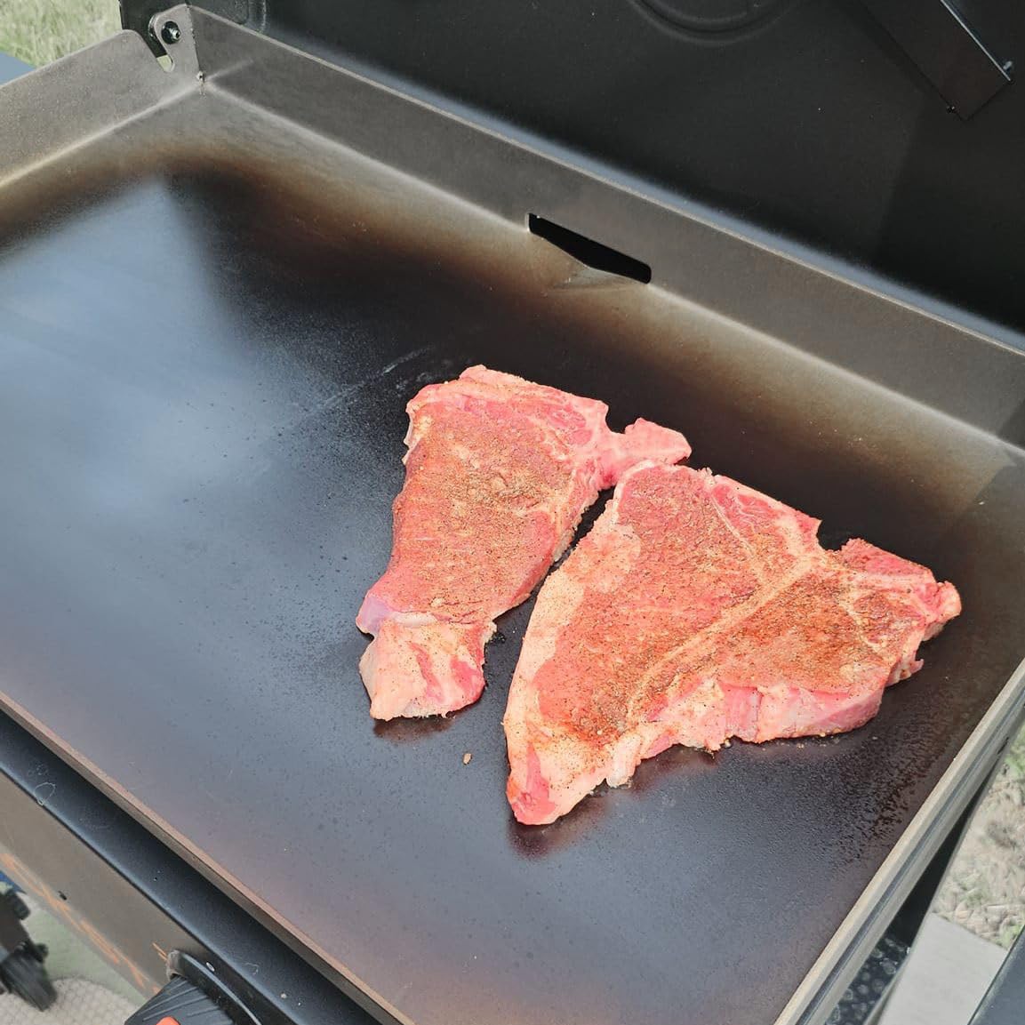 BQMAX griddle top in use on Blackstone 28-inch demonstrates quick setup
