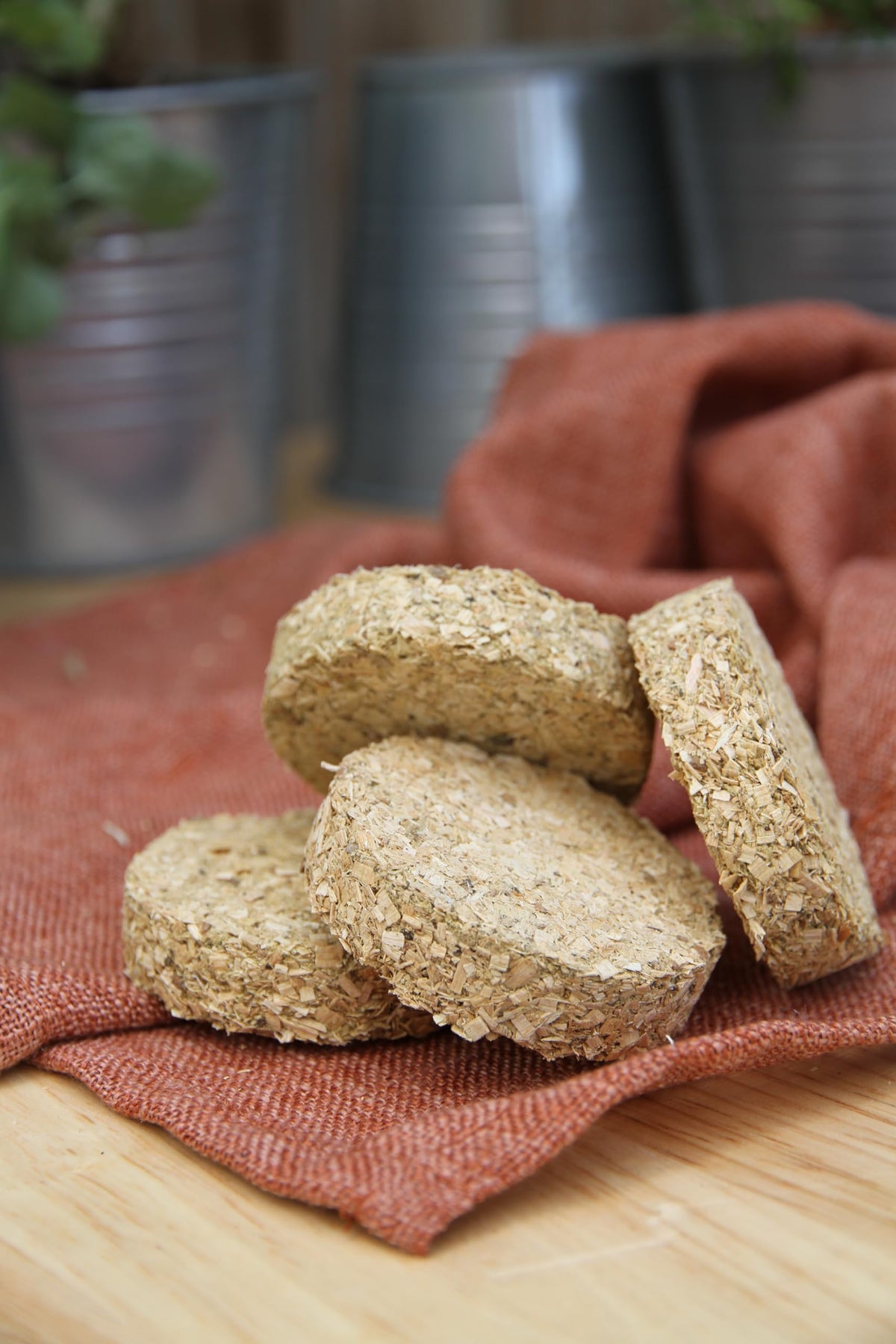 Bradley Smoker Oak Blend bisquettes in use delivering consistent oak smoke for poultry