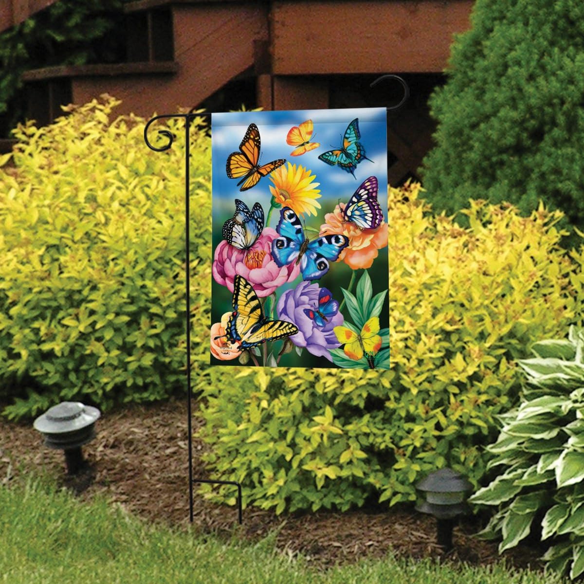 Briarwood Lane 18x12.5 inch all-weather flag with fade-resistant colors.
