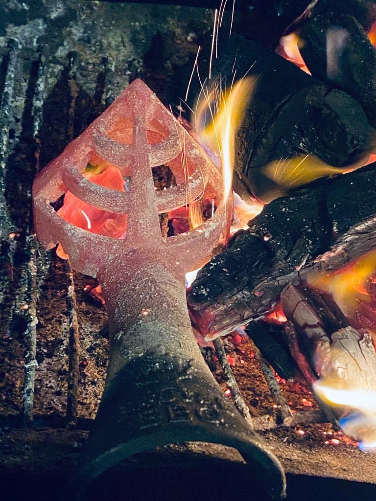 Oxygen flow optimization improves ignition and burn efficiency during use.