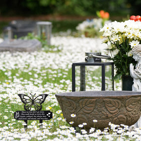 Buryeah laser-engraving back note indicates personalized marks for remembrance.