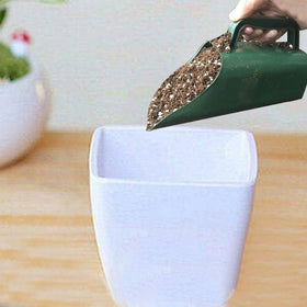 CALIDAKA compact green shovel fits small planters and balcony gardens.
