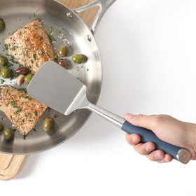 Calphalon Edge non-slip handle turner providing comfortable grip during high-heat flipping