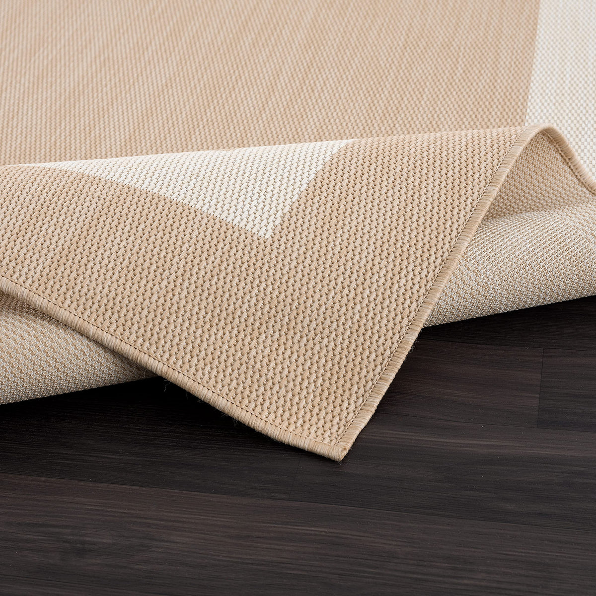 CAMILSON rug texture close-up highlighting dust-release fibers for easy maintenance.