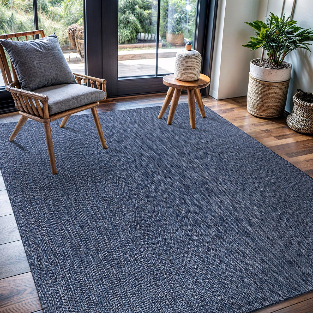 CAMILSON navy rug, 100% polypropylene, short-haired for easy cleaning.