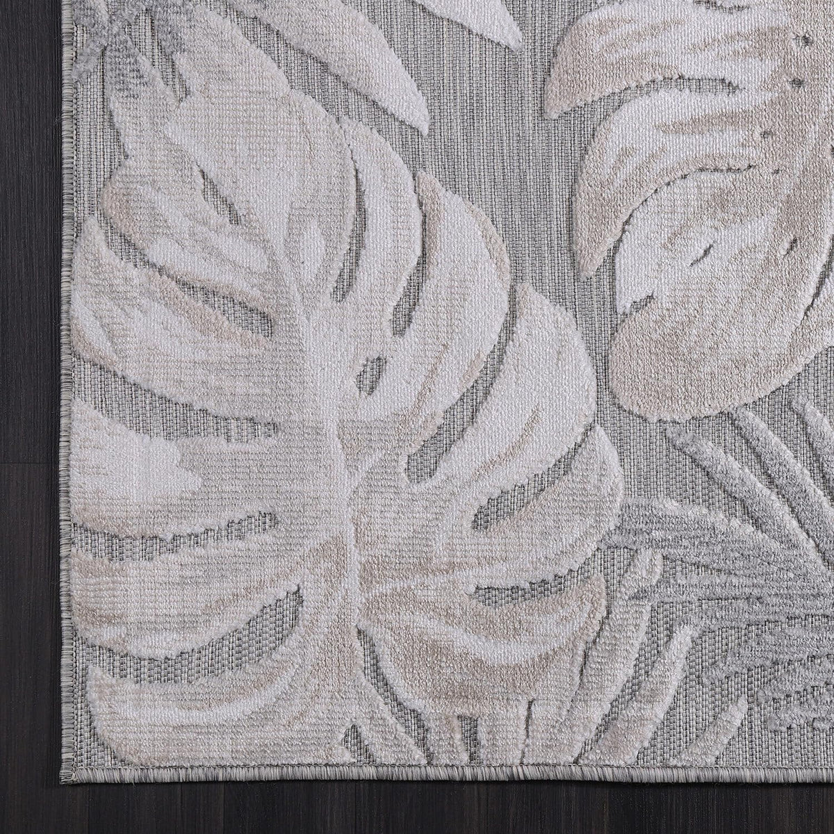CAMILSON UV-protected rug keeps color vibrant even after sun exposure.
