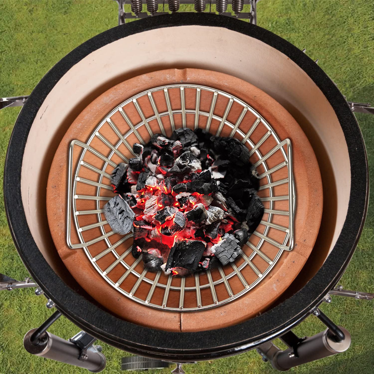 Easy ash management with quick shake after grilling