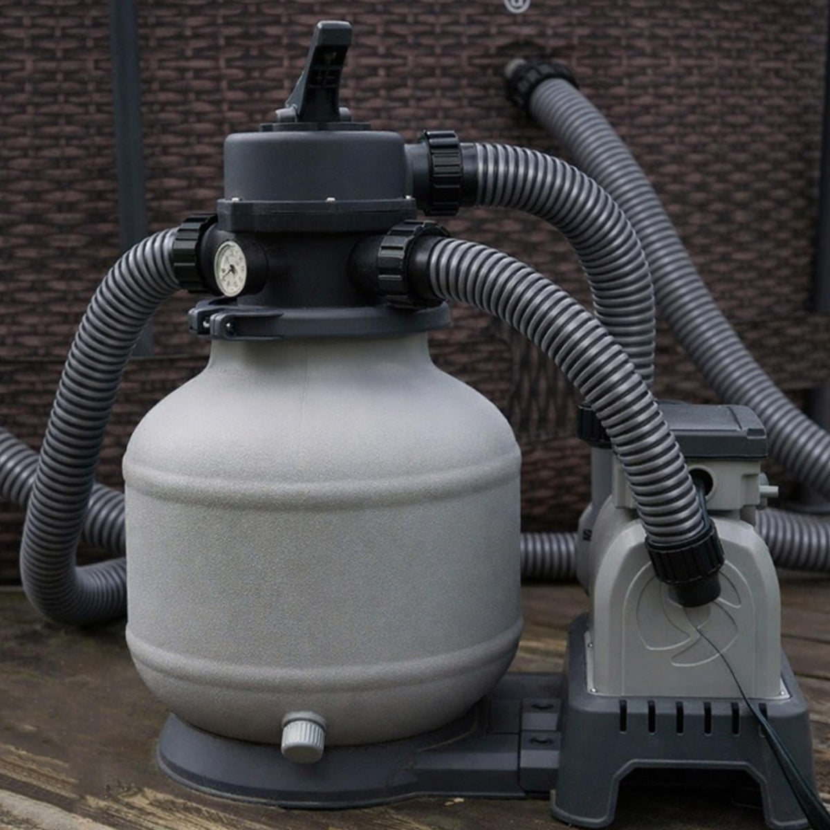 CAVENLLI durable PE and EVA hose withstands UV exposure and harsh pool conditions.