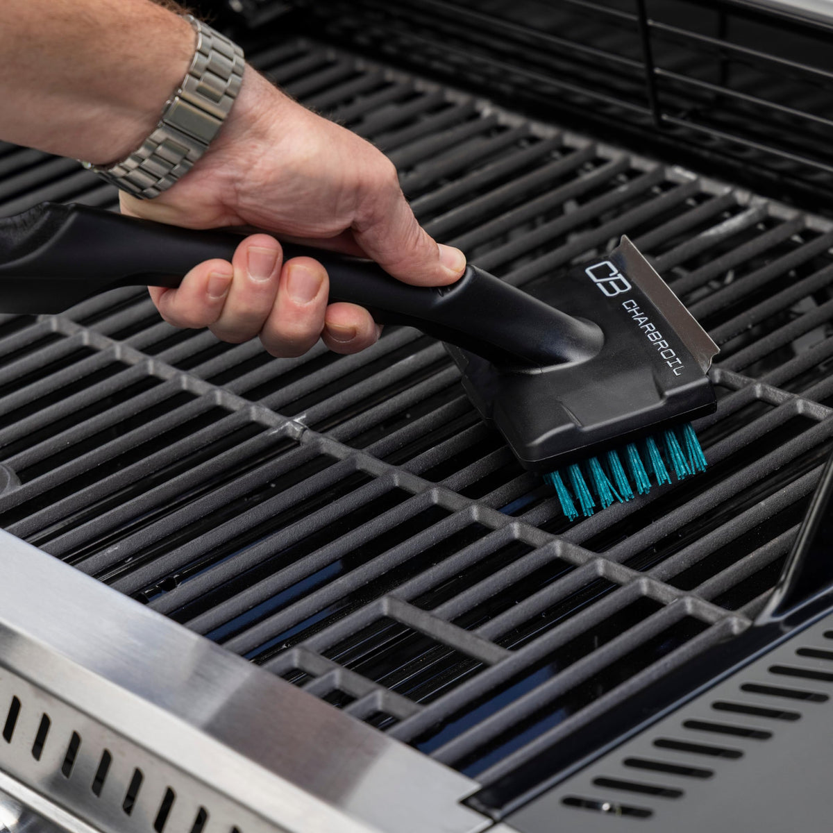 Charbroil Cool-Clean XL bristle detail highlighting high-visibility emerald nylon bristles