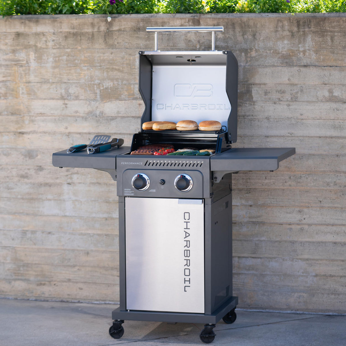Charbroil Performance Series electronic ignition enables quick starts.