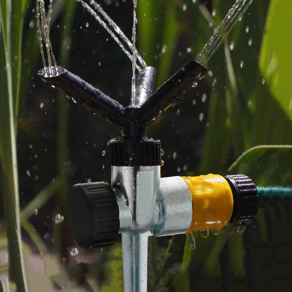 CHENGU sprinkler spikes arranged in series to cover larger lawn areas efficiently.