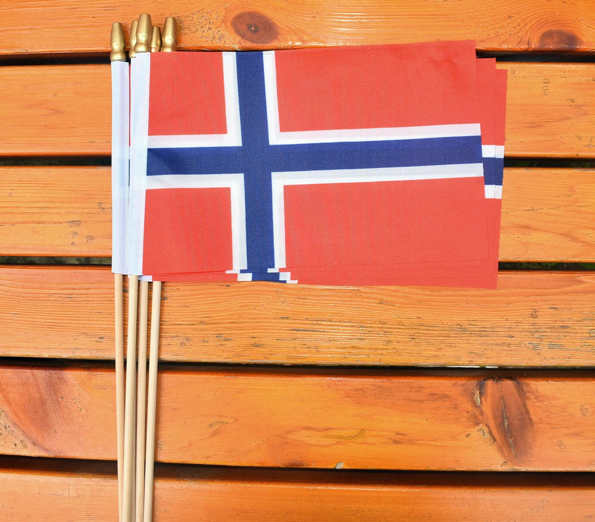 Ckexin flag with antique gold spear tip remains secure on windy days.
