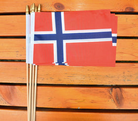 Ckexin flag with antique gold spear tip remains secure on windy days.