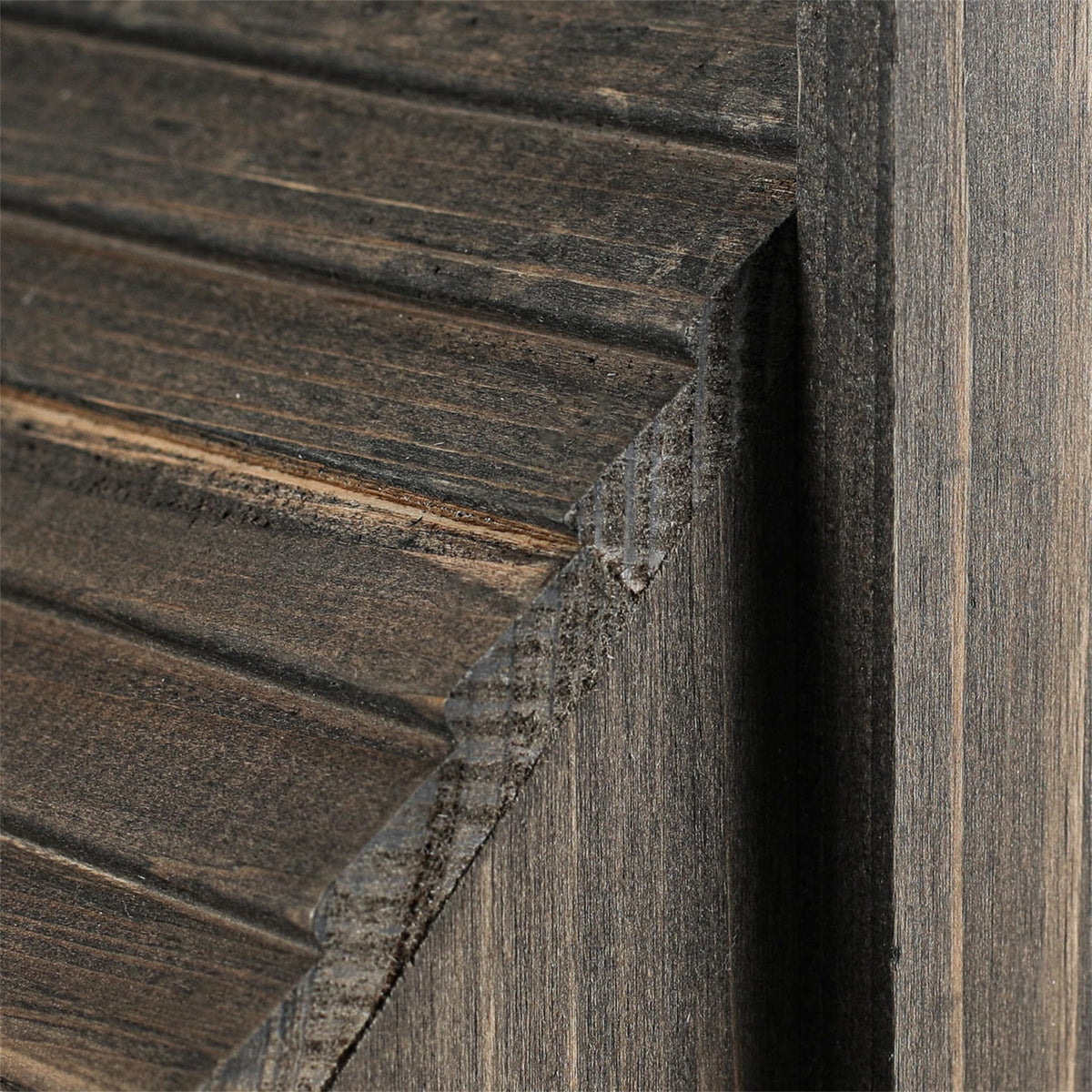 CLACKIBUKVYZ internal protruding slats provide climbing support for fledglings.