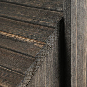 CLACKIBUKVYZ internal protruding slats provide climbing support for fledglings.