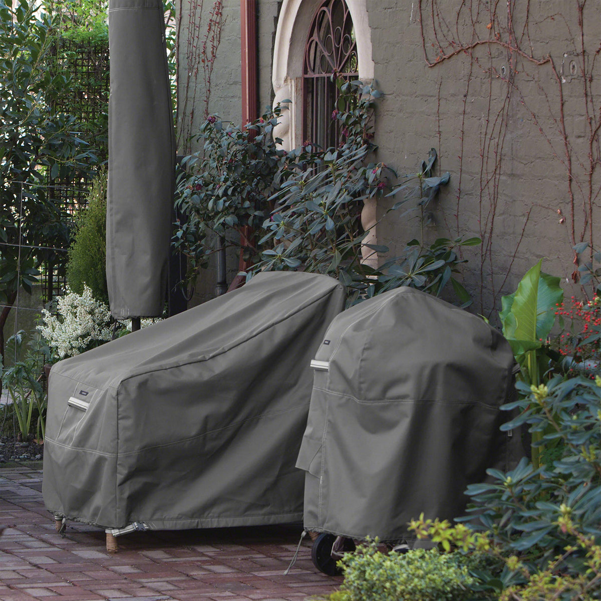Classic Accessories Ravenna reinforced padded handles for easy removal.