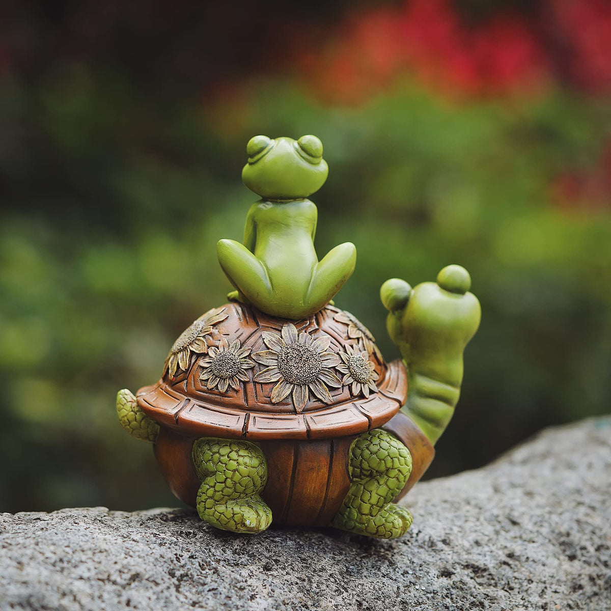 Cmrweio yard statue of frogs enhances patio welcome.