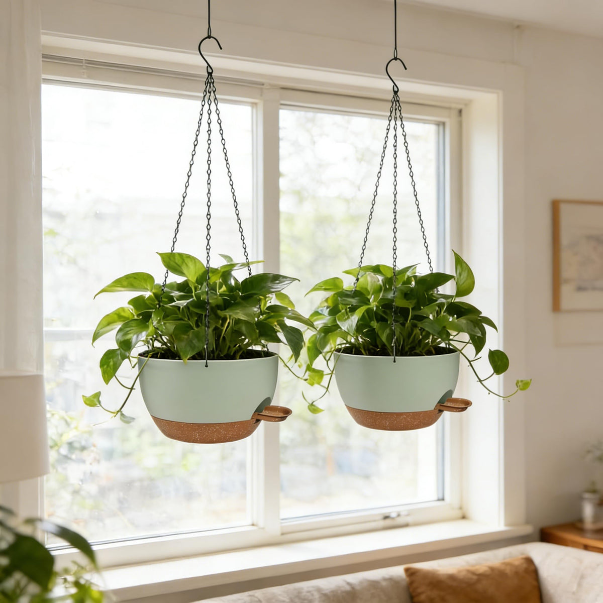 CNLBO sturdy outdoor hanging chain supporting planters in sunny/frosty conditions