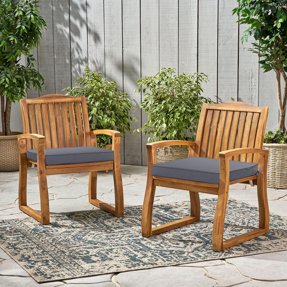 Comcaver color-fast UV protection preserves vibrant tones through sunny seasons.