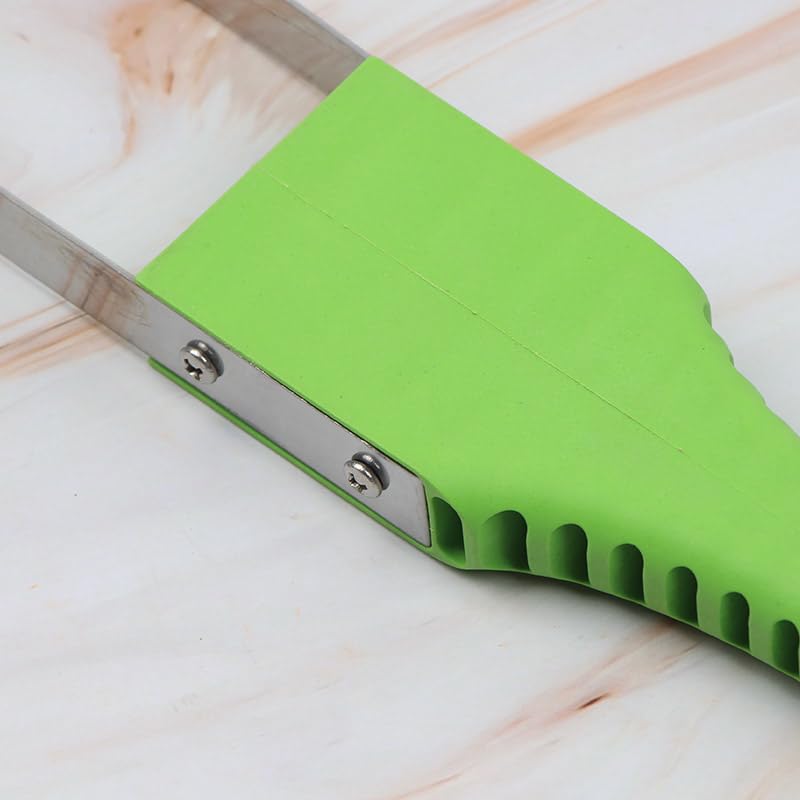 Comimark Compact ergonomic weeder reduces hand fatigue during weeding.