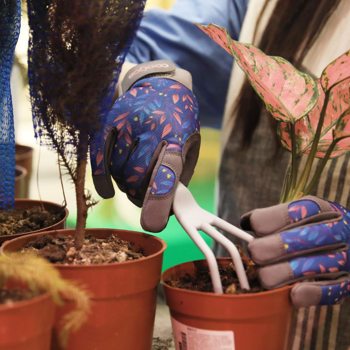 COOLJOB gloves touchscreen-friendly for phone use without removal.