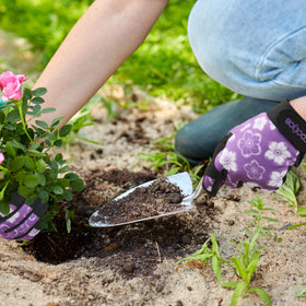 COOLJOB gloves feature a Velcro wrist strap to seal out dirt and debris.