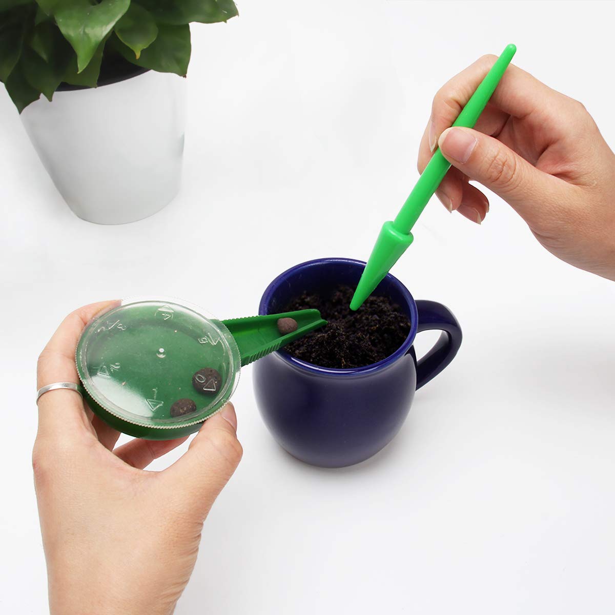 Coolrunner seedling and widger tool set fits tight planting spaces