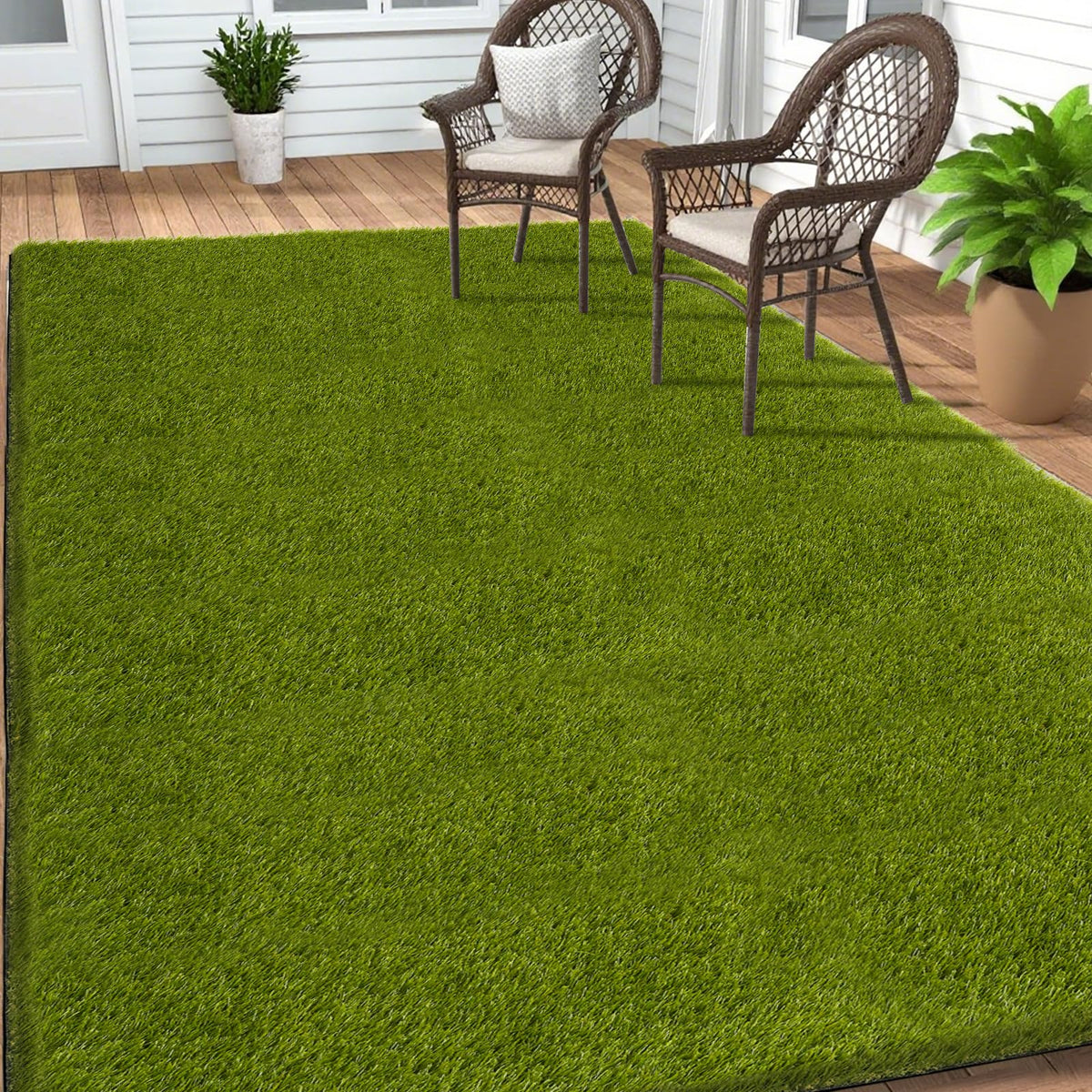 CooRug UV-resistant turf keeps color vibrant in sunny gardens