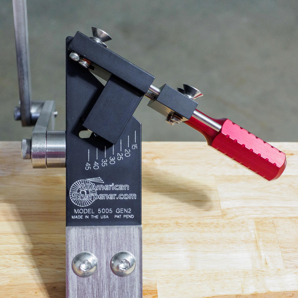 Cordless grinder compatibility for on-site blade tuning and maintenance.