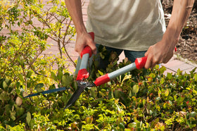 Corona HS3244 ComfortGEL ergonomic grip provides comfortable, non-slip trimming sessions.