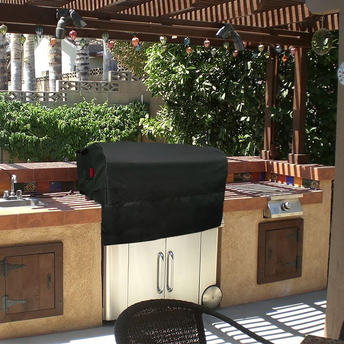 Cover Geny durable round design withstands harsh outdoor conditions