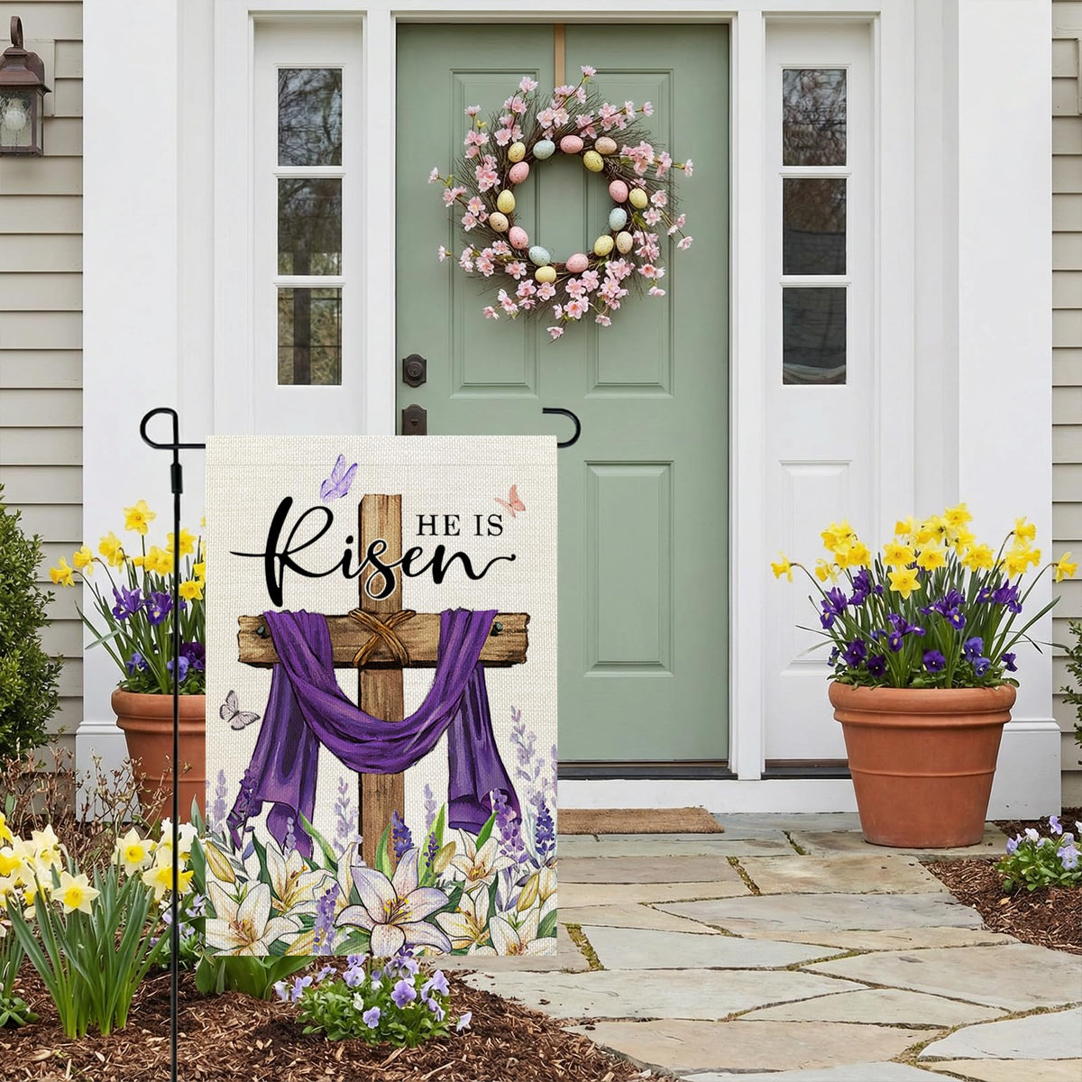 CROWNED BEAUTY weather-resistant polyester flag withstands outdoor elements