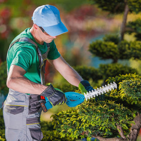 Cub Tik hedge trimmer with 2-in-1 blades for switching tasks
