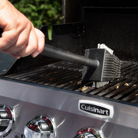 Cuisinart CCB-4125 detailing bristles reach between grates