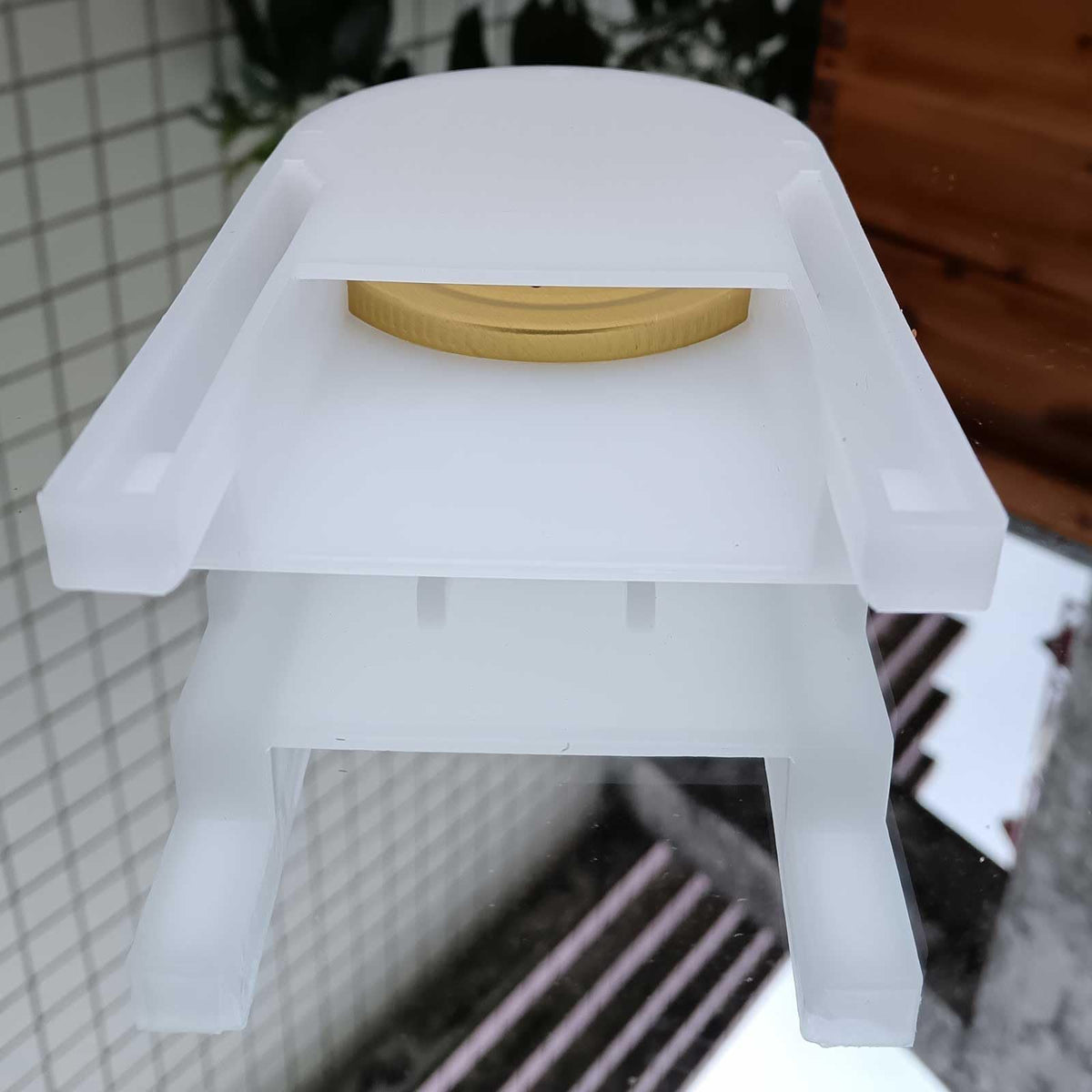 Dabkanna feeder supports sugar syrup feeding for healthy bees