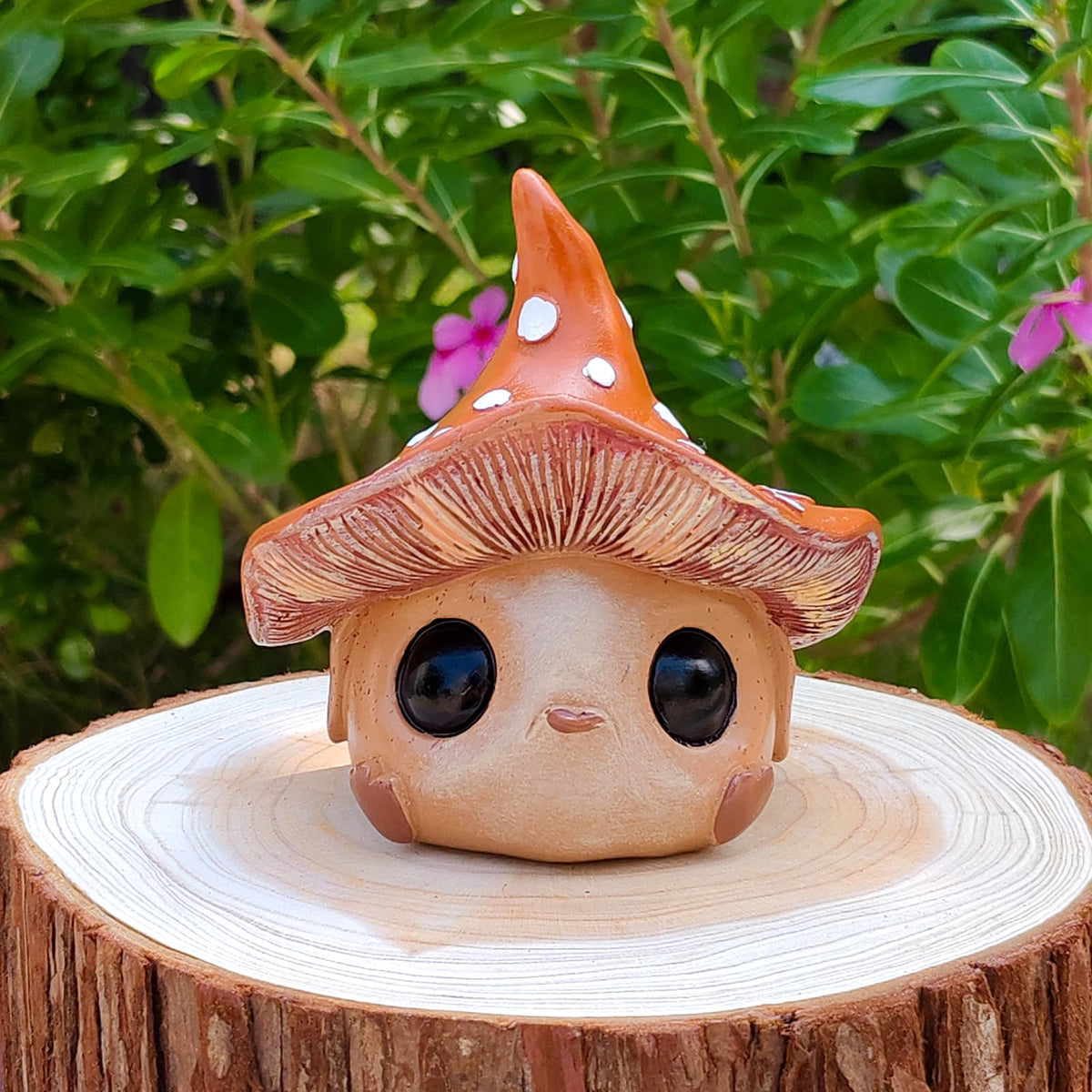 DAECHAO backyard lawn ornament showcases playful mushroom accents