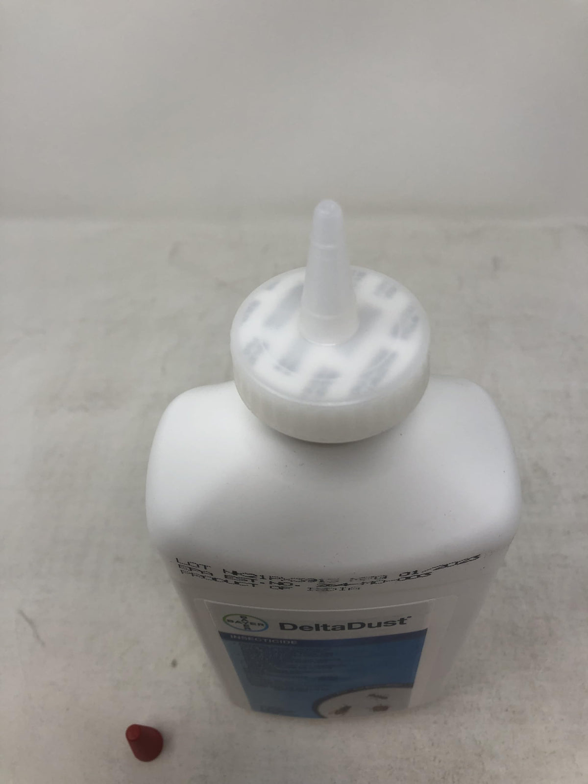 Daisy J&M DeltaDust 1lb with 5-inch puffer supports long-lasting control.
