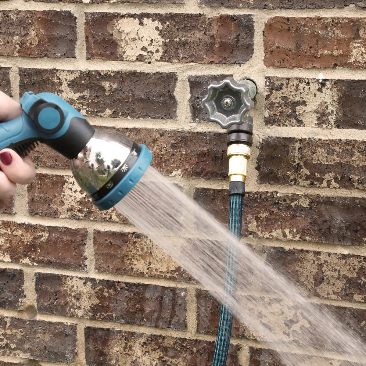 Diagram highlight of the universal-fit compatibility with common hose bibbs.
