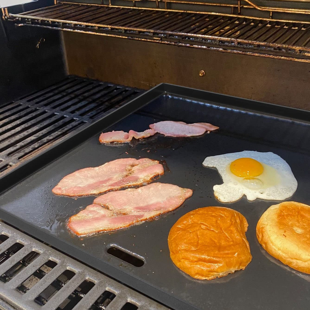 DcYourHome easy-clean surface after cooking on the flat top griddle