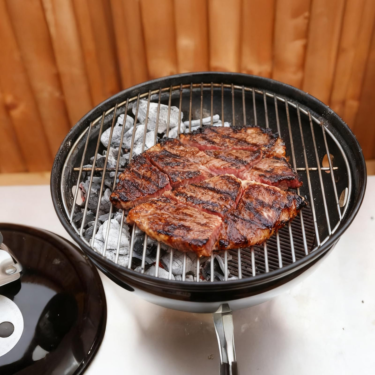 DcYourHome Even-heat grate minimizes cold spots for uniform searing.